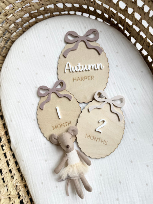 Bow / scalloped name wooden plaque image 1